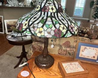 TIFFANY-STYLED TABLE LAMP