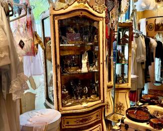 Curio & jewelry 