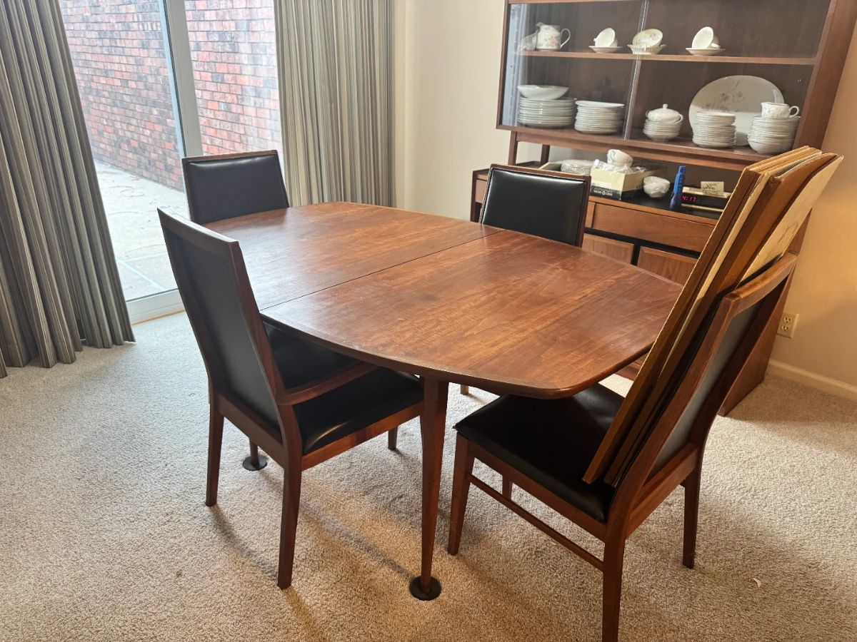 dining room table & chairs w/ two leaves & pads