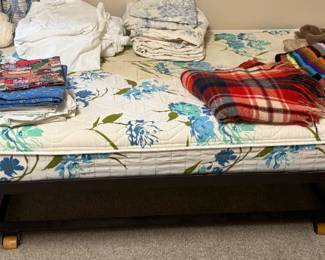 trundle bed & linens