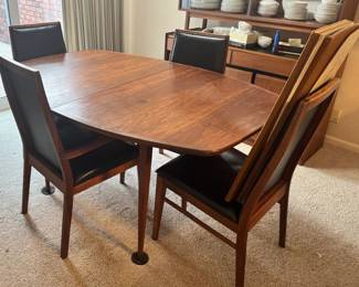 dining room table & chairs w/ two leaves & pads