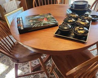 Amish Wheaton Round Pedestal Table with 4 Windsor Chairs.