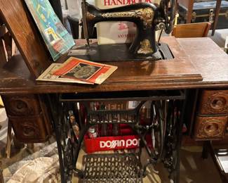 Singer, paddle machine sewing