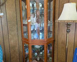 Corner cabinet with thimbles 