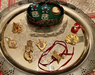 Dorian pins, Krewe ball favors