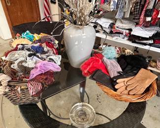 Leather and suede women’s gloves