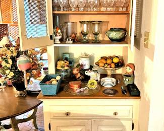 Built in cabinet with knickknacks