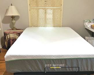 IYEE Nature Queen Mattress with bed frame 