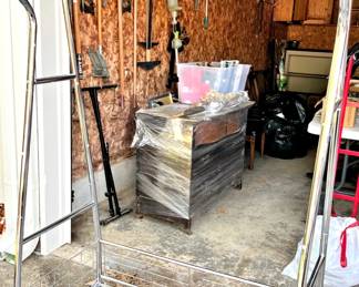 Rolling clothes rack