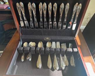 SILVERWARE SET