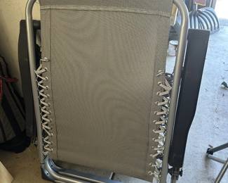 FOLDING LOUNGE CHAIR
