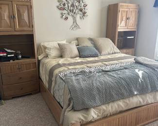 FURNITURE  BROYHILL KING SIZE BED  NIGHTSTAND TOWERS