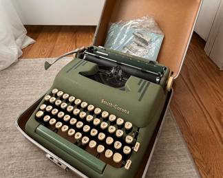 Smith Corona Silent Super - seafoam - in original case with brochure - mint condition