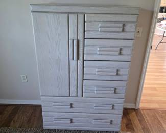 Small armoire 