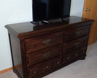 DRESSER