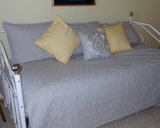 WHITE IRON DAY BED
