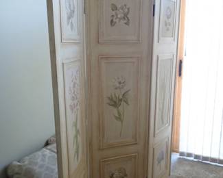ROOM DIVIDER