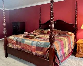 KING SIZE 4 POSTER BED AND BEDDING
