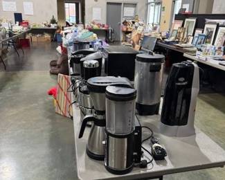OSTER BLENDER, NEAR NEW 20 cup COFFEE MAKER (NEEDS A NEW LIFE)