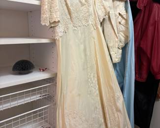 Vintage Romance Brides Wedding Dress w train size 10-12 $ 100.00