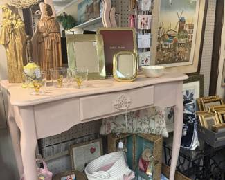 pink vanity with mirror, 