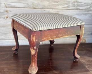 501 queenannestyleupholsteredwoodenfoot