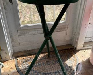 499 vintagegreenwooden3leggedtable