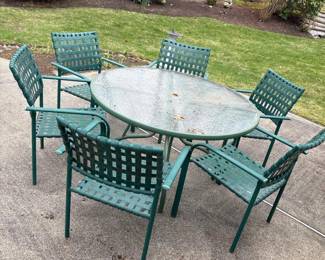 059 48roundgreenmetalpatiotablewithgl
