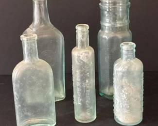 092 collectionofvintageglassmedicinebot