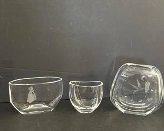 075 trioofetchedglassvases
