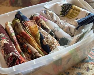 330 largeassortedlotoffloraltablecloths