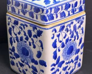 033 floralblueandwhiteporcelainsquarel