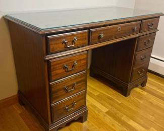224 traditionalmahoganyexecutivedeskwith