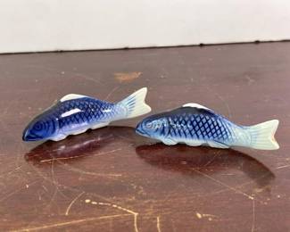 080 twoblueandwhiteporcelainfishchopst