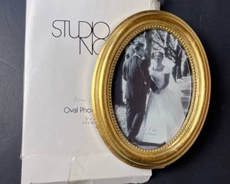 391 studionovaovalphotoframewithgoldf