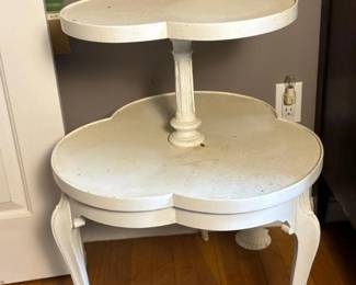 432 vintage2tierwhitewoodclovershaped