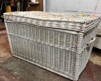 575 wickertrunkwithdecoupageflowers