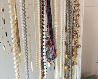323 22costumejewelrynecklaces