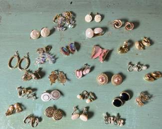 322 28pairsvintagegoldtoneearringsand