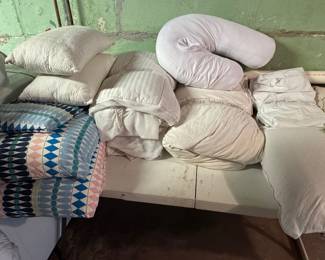 So much bedding from so many college beds. Including duvet sets in great shape.