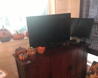 Tvs, monitor, small entertainment center/credenza