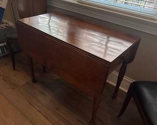 Regency Mahogany Pembroke Drop-Leaf Table
