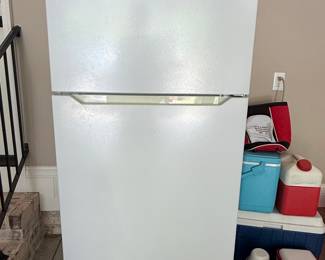 Insignia NS-RTM18WH7 Top-Freezer Refrigerator