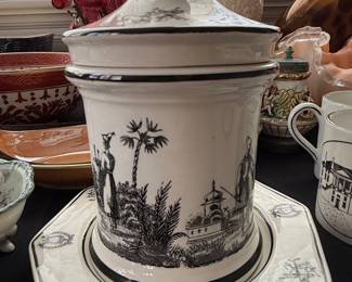 Mottahedeh reproduction Creil et Montereau pharmacy jar with octagonal base