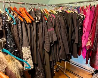 TONS! of NEW and LIKE NEW ladie's clothes - sizes M to L & XL