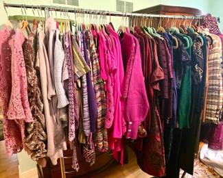 LOTS OF BEAUTIFUL LADIES CLOTHES sizes M to XL w/some smalls 