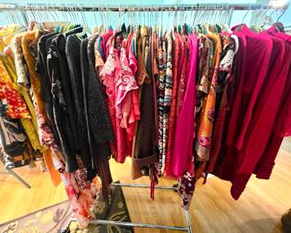 LOTS OF BEAUTIFUL LADIES CLOTHES Sizes M to XL w/some smalls 