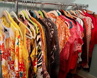 TONS! of NEW and LIKE NEW ladie's clothes - sizes M to L & XL