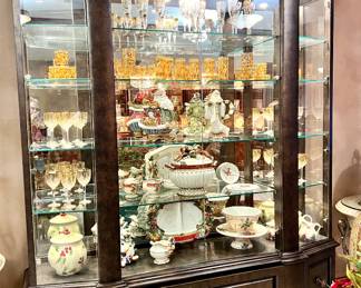 Beautiful lighted cabinet w/all glass shelves 