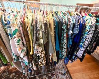 LOTS OF BEAUTIFUL LADIES CLOTHES. mostly size medium.